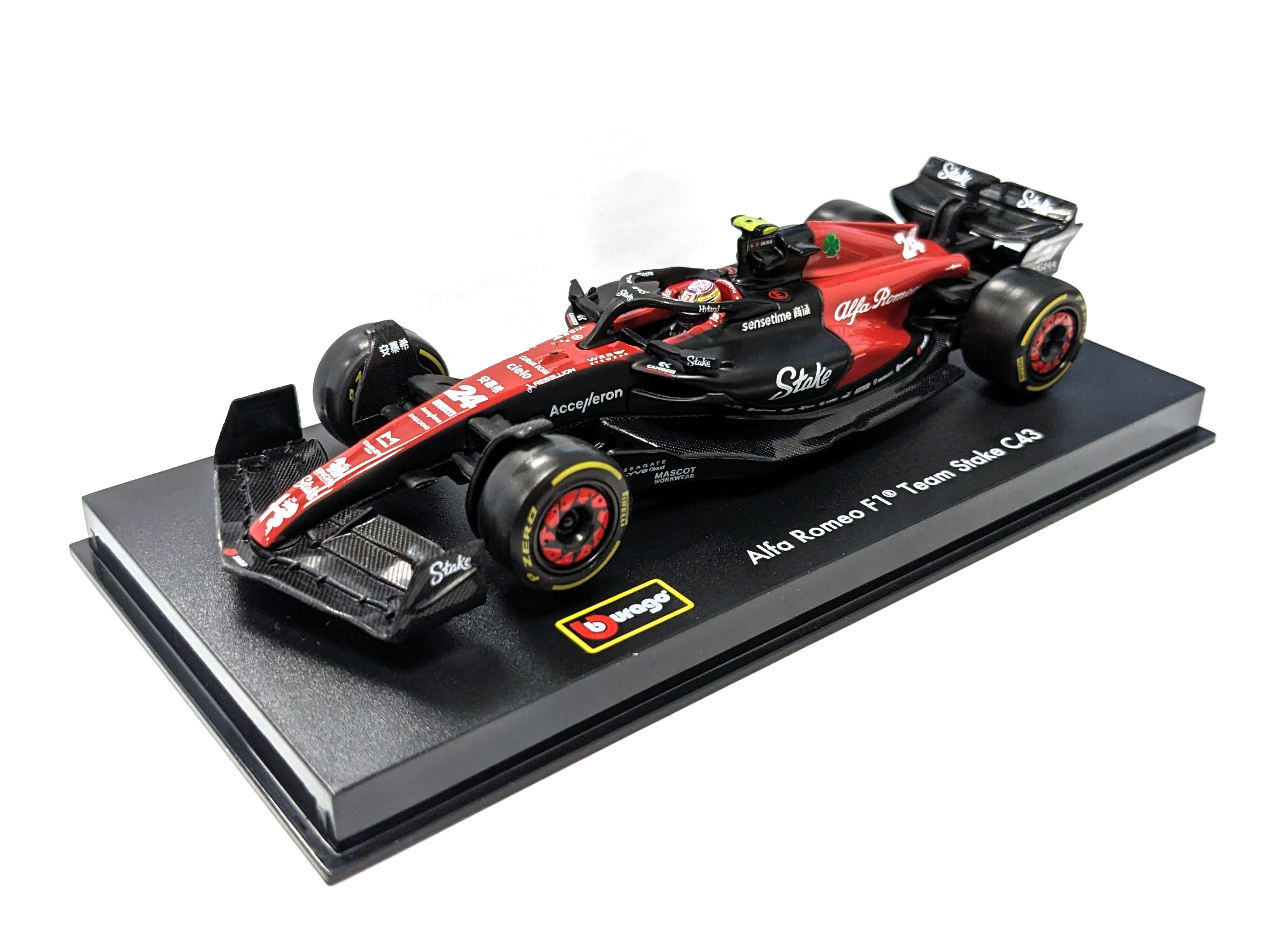 Bburago 18-38086 - Modellauto - F1 Alfa Romeo C43 #24 Zhou (mit Helm, Maßstab 1:43)