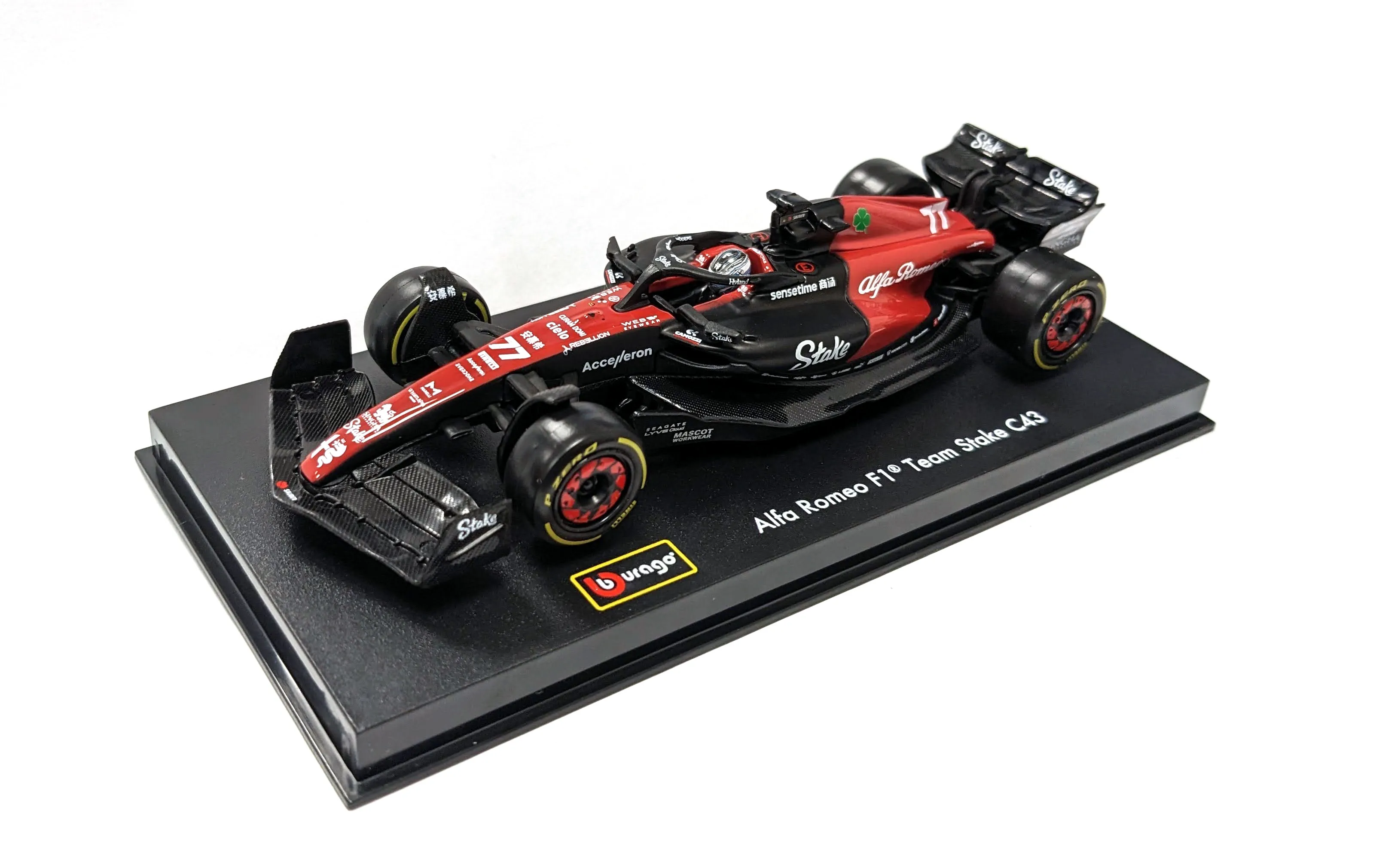 Bburago 18-38086 - Modellauto - F1 Alfa Romeo C43 #77 Bottas (mit Helm, Maßstab 1:43)